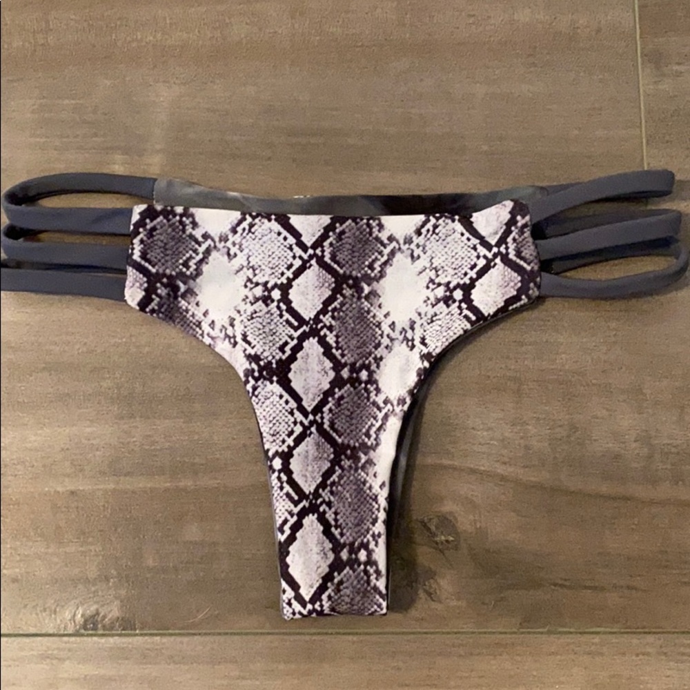 Reversible bikini bottoms